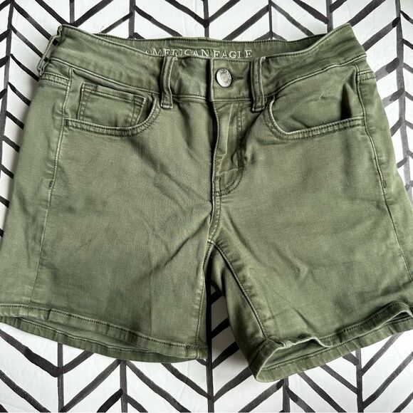 American Eagle Size 2 Super Stretch Olive Green Midi Short - Picture 1 of 3